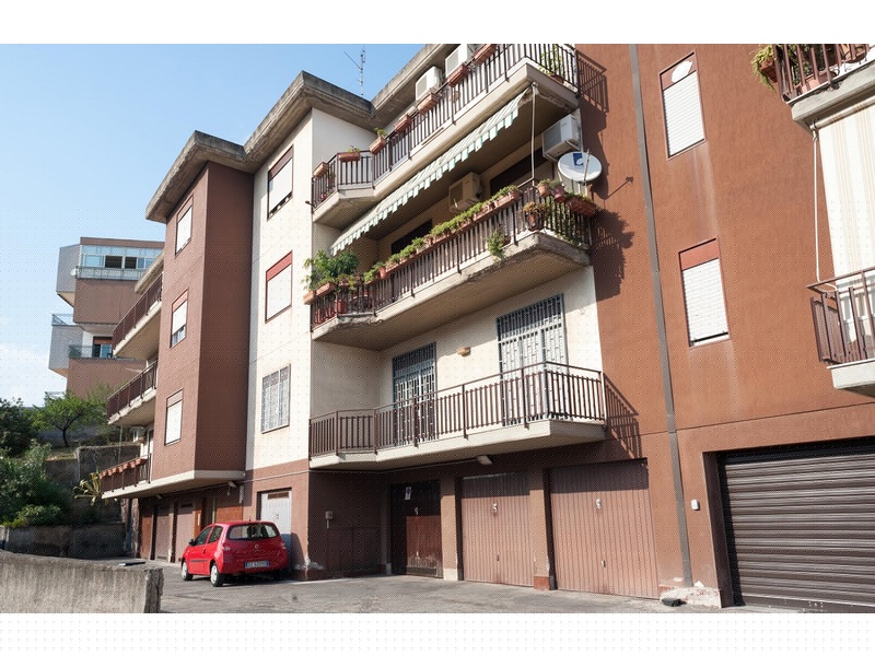 Gravina di Catania, appartamento vani 4 con garage mq 28