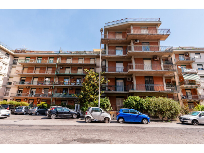 Passo Gravina/ Barriera, 6 vani più garage