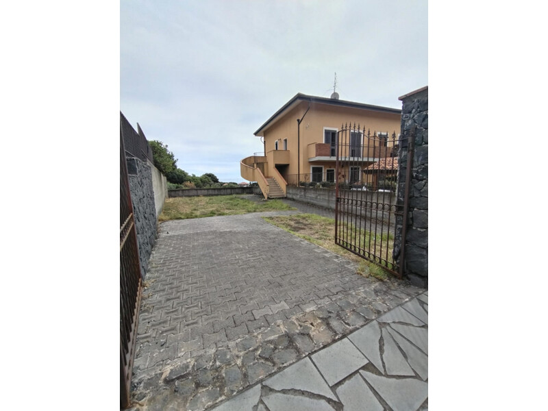 Mascalucia (via Pescara), appartavilla con terreno vista mare