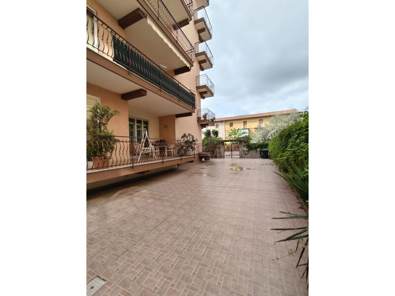 Giarre, Via Regina Pacis, ampio pentavani con garage