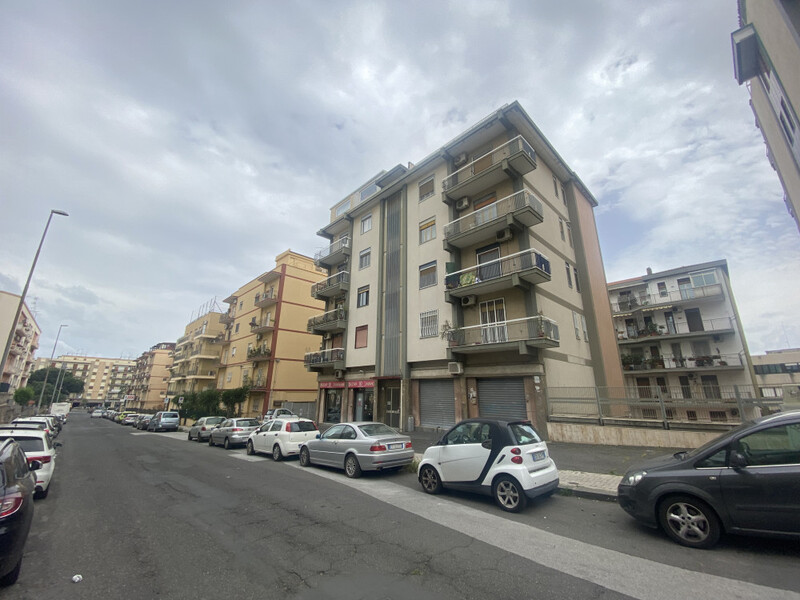 Catania, appartamento vani 4 via Carducci, Borgo/Vulcania