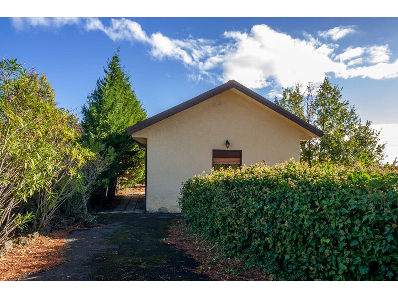 Pedara, Via Monte Po, villetta singola con giardino