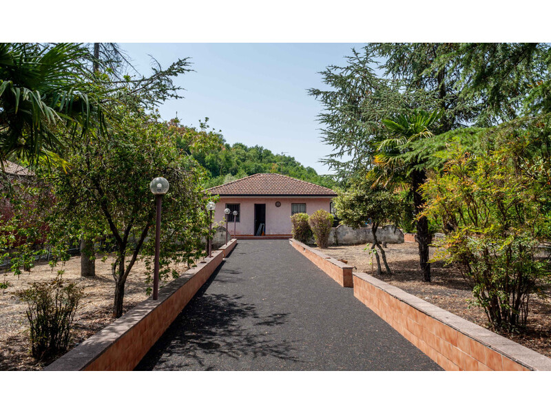 Pedara (Pozzo Magrì), Villa singola unico livello con giardino e terrazzzi