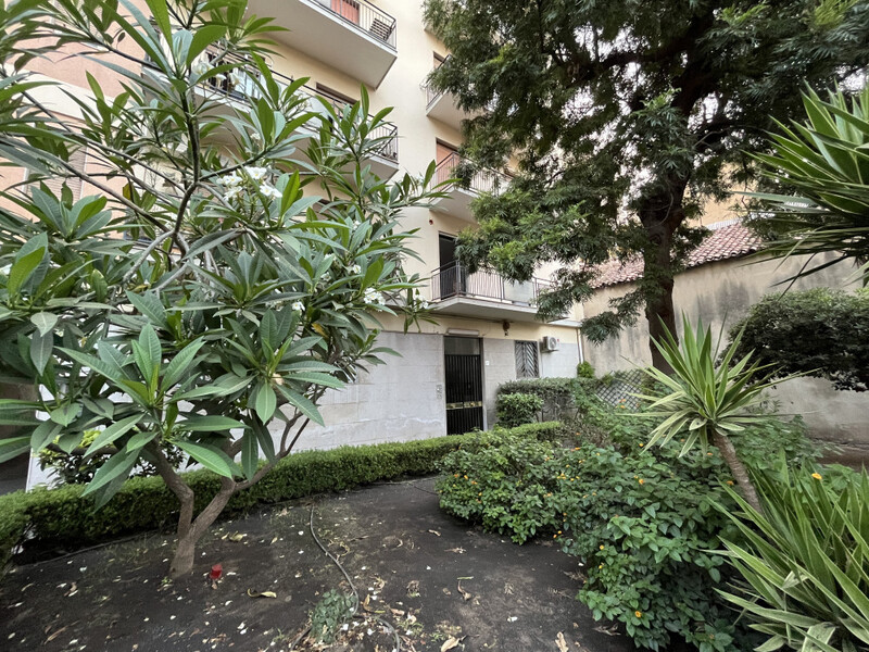Catania zona Borgo, appartamento vani 4 con garage