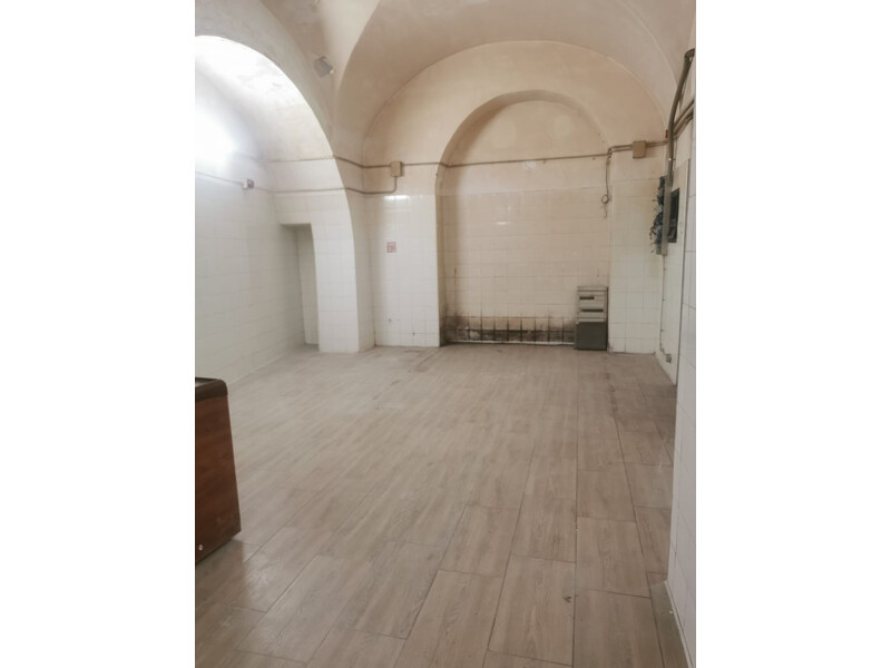 Catania centro storico, bottega mq 75 cat. C/3.