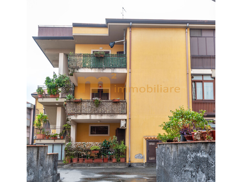 Acireale, appartamento su due livelli con garage e posto auto