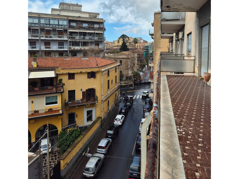 Catania centro Via Battiato, Adiacenze P.zza S. Maria di Gesù, 178 mq con possibilità GARAGE.