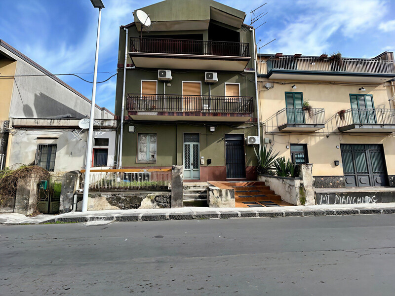 Belpasso, intero stabile mq 400 con corte mq 350