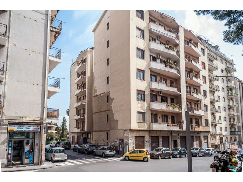 Catania, zona Vulcania, appartamento vani 5 con garage