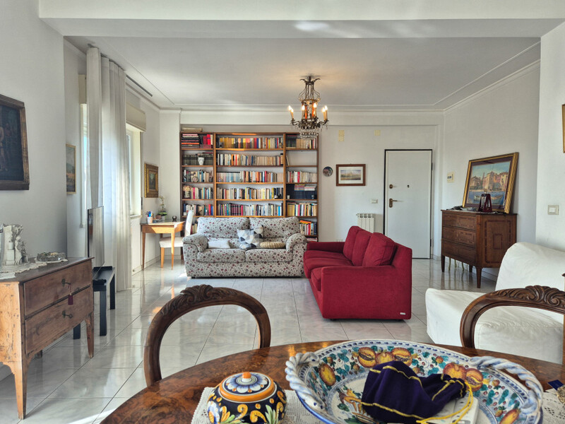 Ristrutturato e luminosissimo 4 vani in via Torino (Lincoln/Vulcania) a Catania