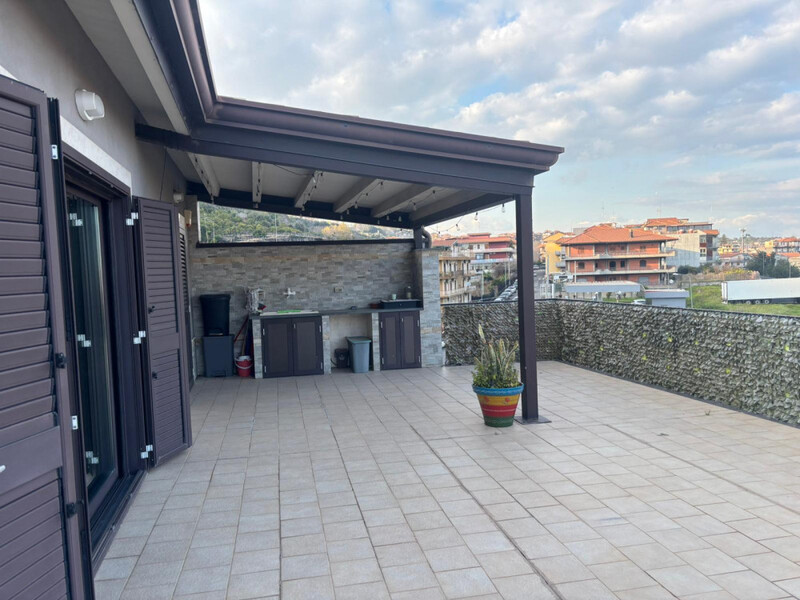 Esclusivo Attico "Green" con Terrazzo di 160 mq e Vista Mare