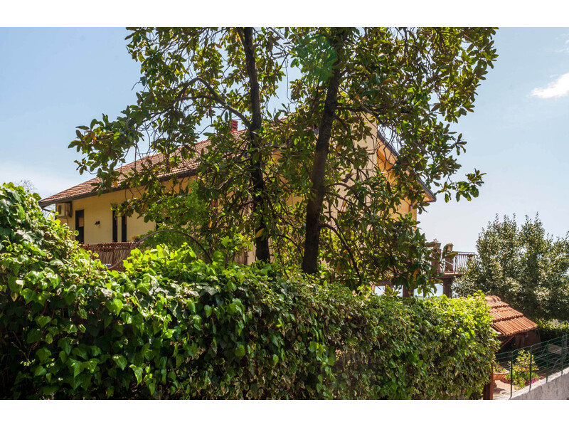 Pedara/Tarderia villa singola su due livelli con ampio giardino