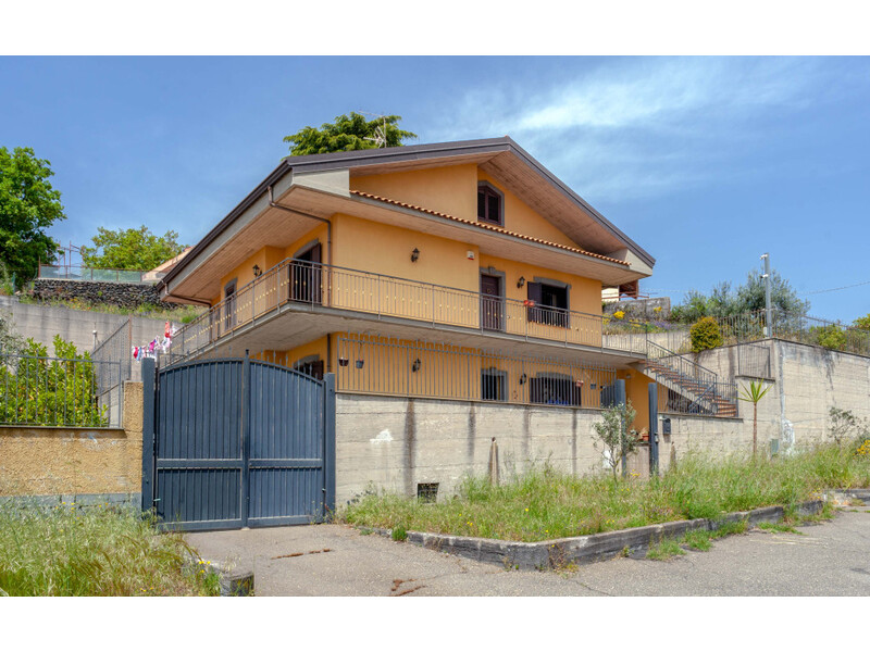 Pedara Villa singola su tre livelli con ampio giardino