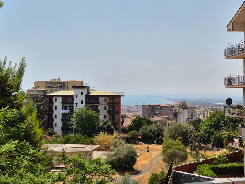 Catania (Via Leucatia Bassa/Gioeni) – Ristrutturato 3 Vani con Garage e Vista Panoramica