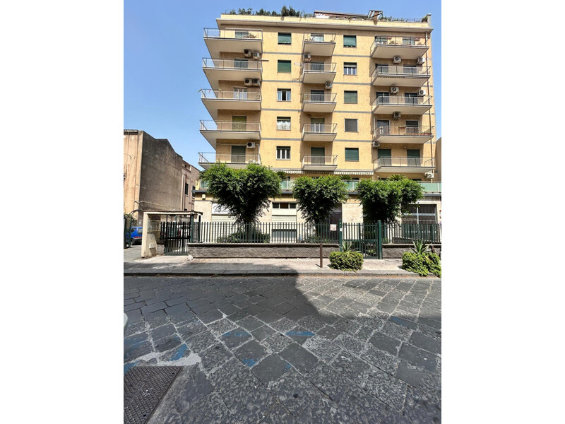 Catania Via Santangelo Fulci, appartamento vani 6 in residence