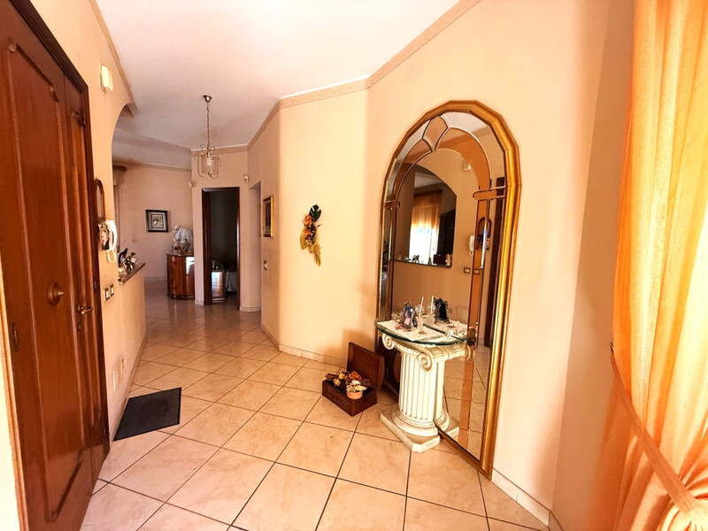 Mascali Centro, Casa indipendente, due appartamenti con ampio terrazzo