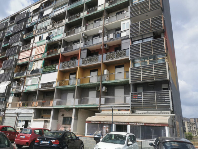 Catania, appartamento vani 4 più servizi, zona Librino