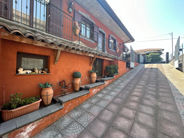 Mascalucia, Via Roma, villa accorpata con giardino e terrazzo