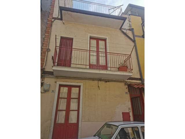 Paternò, casa indipendente su due livelli più terrazzo