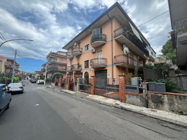 Valverde appartamento più terreno, posto auto e cantina