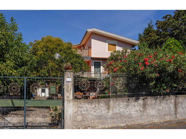 Valverde, Villa Bifamiliare con ampio terreno