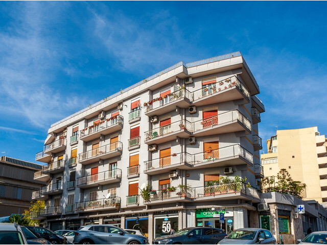 Catania, Via Enrico Ferri 1, luminoso appartamento vani 6