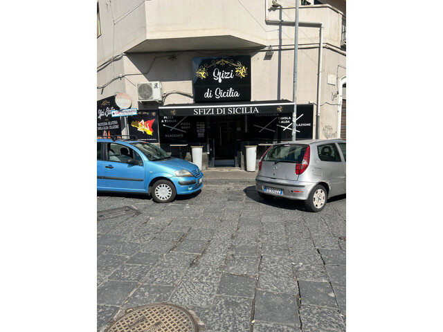 Catania, Via Timoleone (Picanello), bottega tre vetrine mq 100