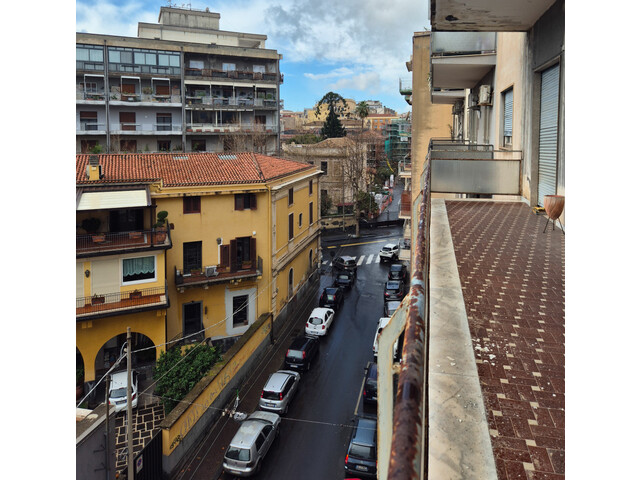 Catania centro Via Battiato, Adiacenze P.zza S. Maria di Gesù, 178 mq con possibilità GARAGE.