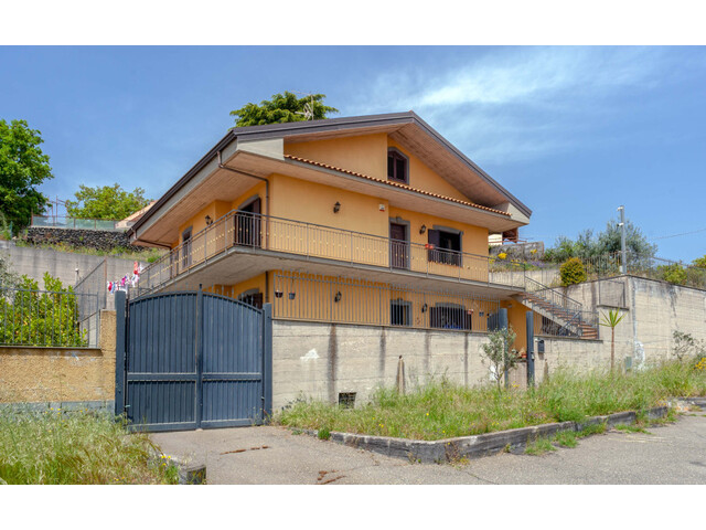 Pedara Villa singola su tre livelli con ampio giardino